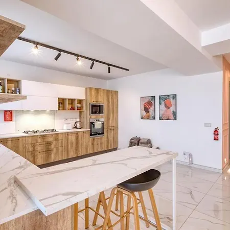 2br Gozo Escape With Private Tub & Backyard By 360 Estates Appartement *